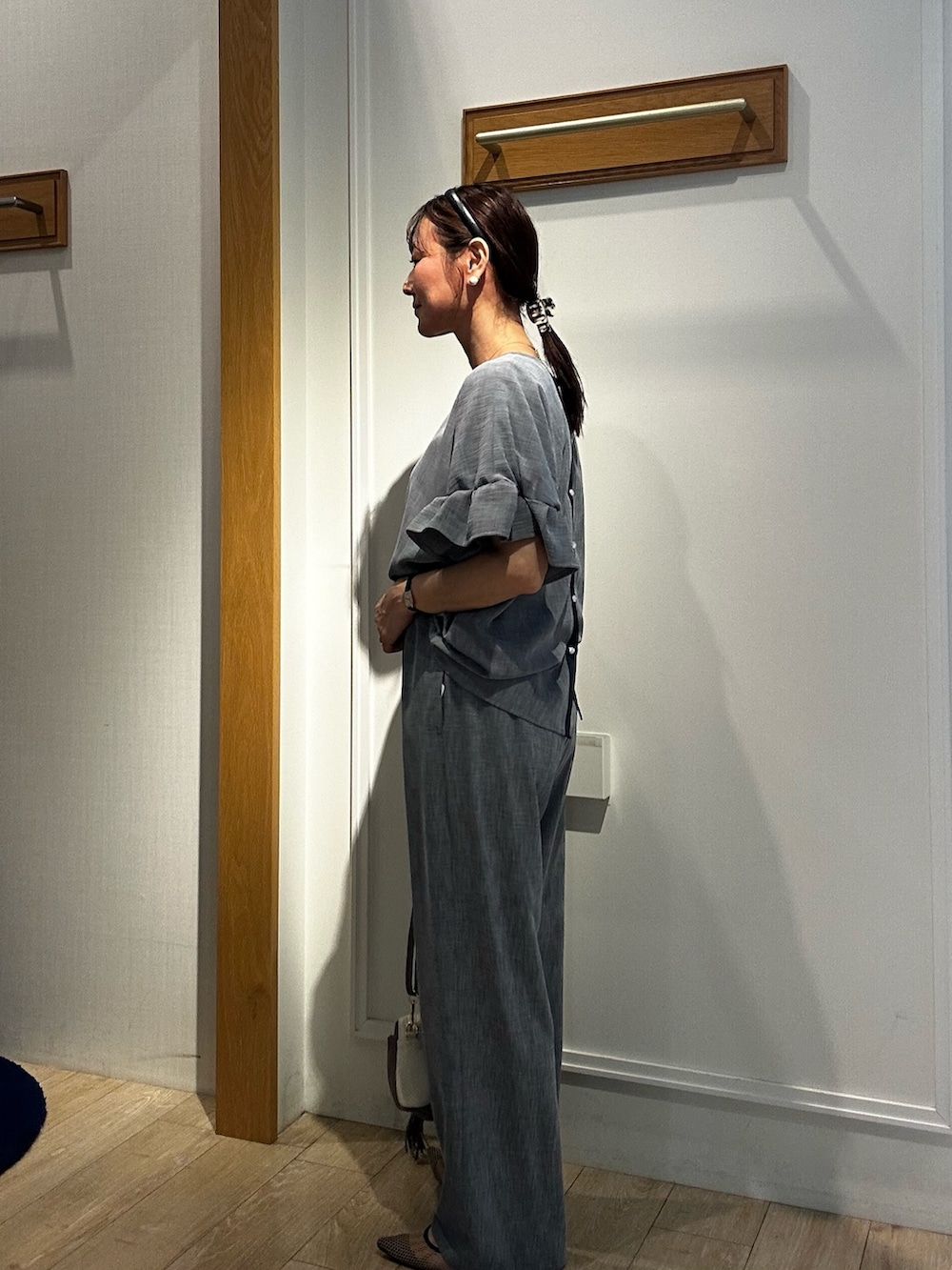 ブルー系のシャツ/ブラウス、ブルー系のその他パンツ、ホワイト系のブルゾンを着用したレディースの春コーディネートの2枚目の写真