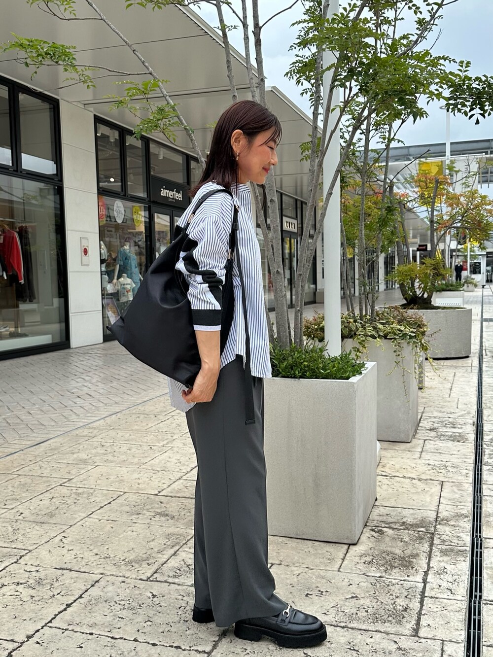 グレー系のその他パンツ、ホワイト系のシャツ/ブラウス、ホワイト系のTシャツ/カットソーを着用したレディースの秋コーディネートの6枚目の写真