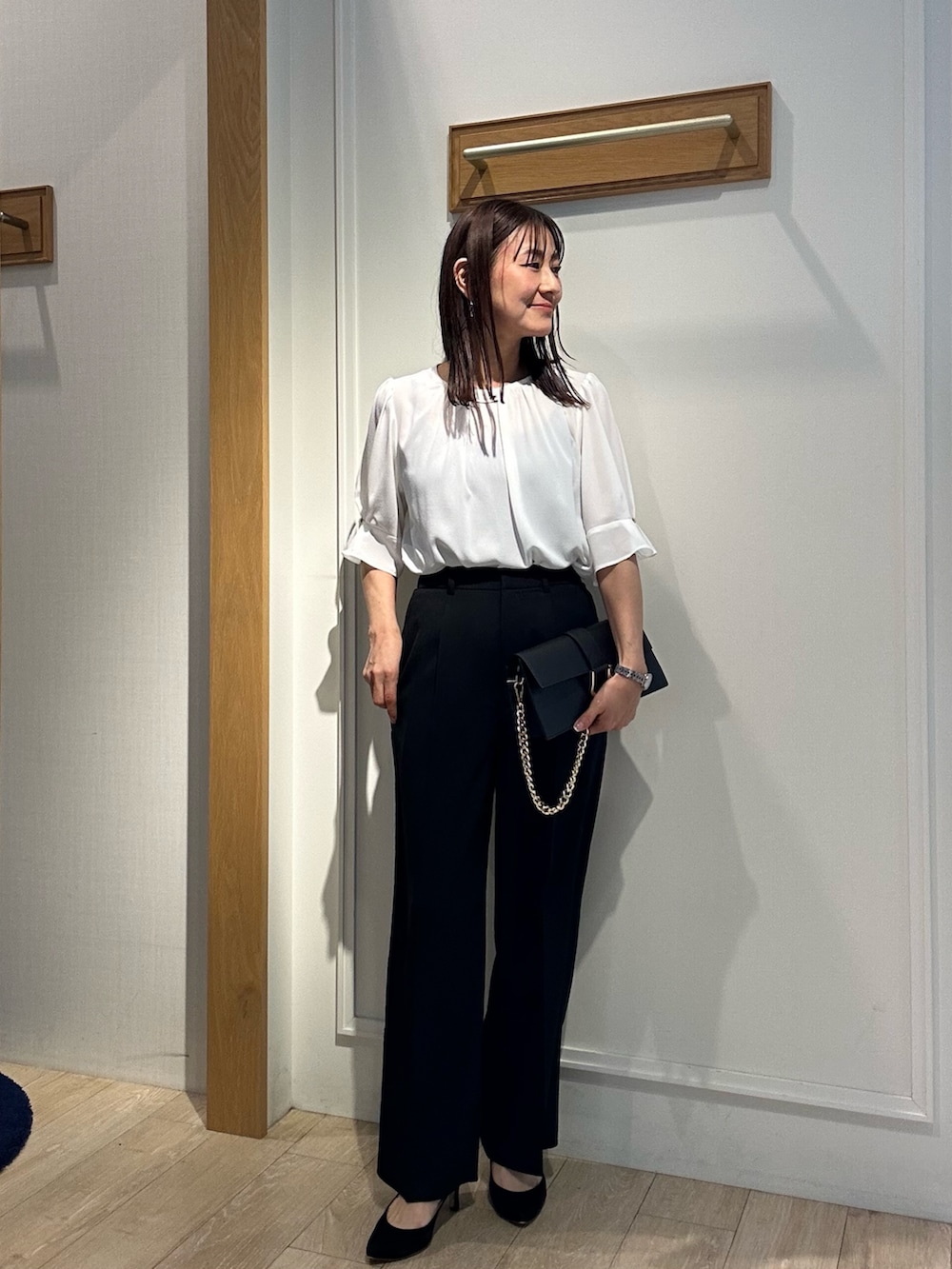 「春めき満開コーデ、春服、おでかけコーデ、ワントーンコーデ、スーツ、スーツスタイル、スーツコーデ、パンツスタイル、パンツ、パンツコーデ、ブラックスーツ、低身長、低身長コーデ、お仕事、お仕事コーデ」｜「NOLLEY'S LIGHTの《セットアップ対応》UVカットライトツイル ノーカラージャケット（ノーカラージャケット、ブラック系）」を使った、daimonさん（骨格ナチュラル・レディース・154cm）の春コーディネートの10枚目の写真