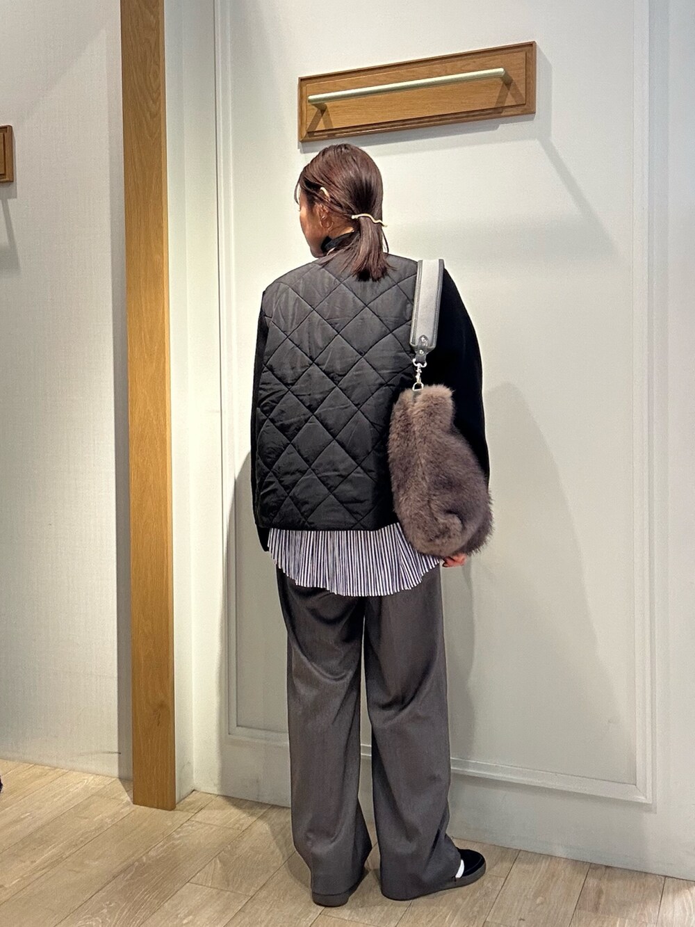 ブラック系のブルゾン、グレー系のその他パンツ、ブラック系のニット/セーターを着用したレディースの秋コーディネートの10枚目の写真