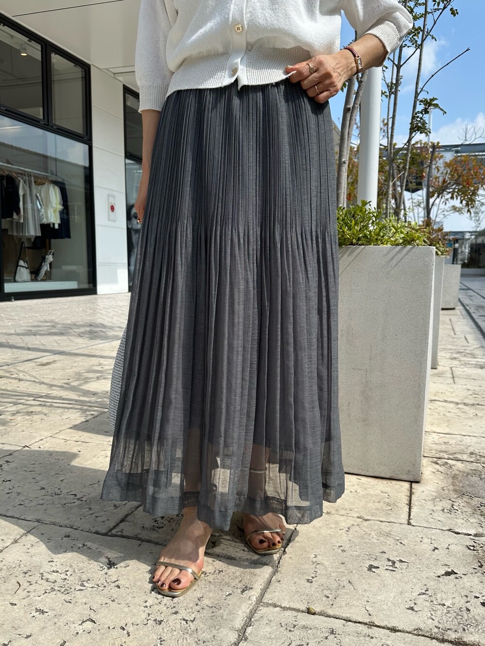 「大人カジュアル、休日スタイル、デートコーデ、春ファッション、カジュアルスタイル、シンプルスタイル、春、大人可愛い、低身長女子、オトナカワイイ、40代ファッション、スカートスタイル、低身長コーデ、スカートコーデ、カーディガンコーデ」｜「NOLLEY'S LIGHTの和紙混クルーネックカーディガン（カーディガン/ボレロ、ホワイト系）」を使った、daimonさん（骨格ナチュラル・レディース・154cm）の春コーディネートの9枚目の写真