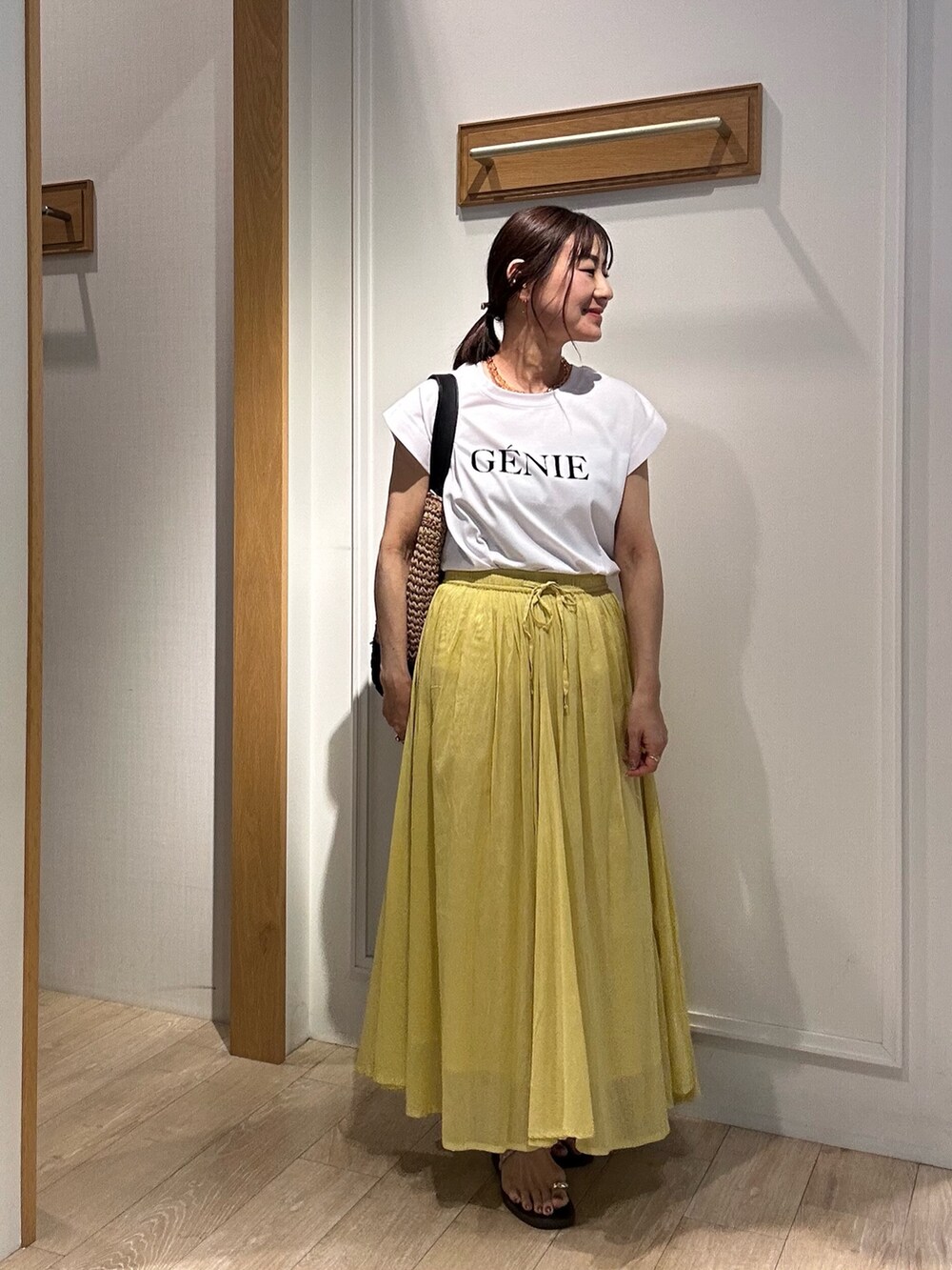 ブラウン系のサンダル、ホワイト系のTシャツ/カットソー、グリーン系のノーカラージャケットを着用したレディースの夏コーディネートの7枚目の写真