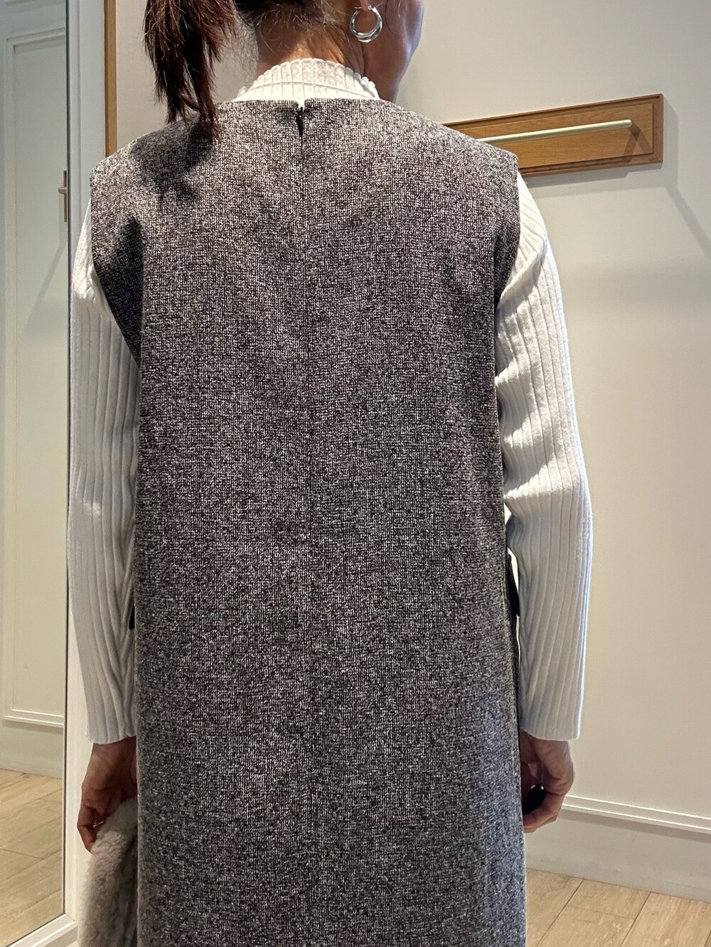 グレー系のワンピース、ホワイト系のニット/セーター、ベージュ系のトートバッグを着用したレディースの秋コーディネートの7枚目の写真