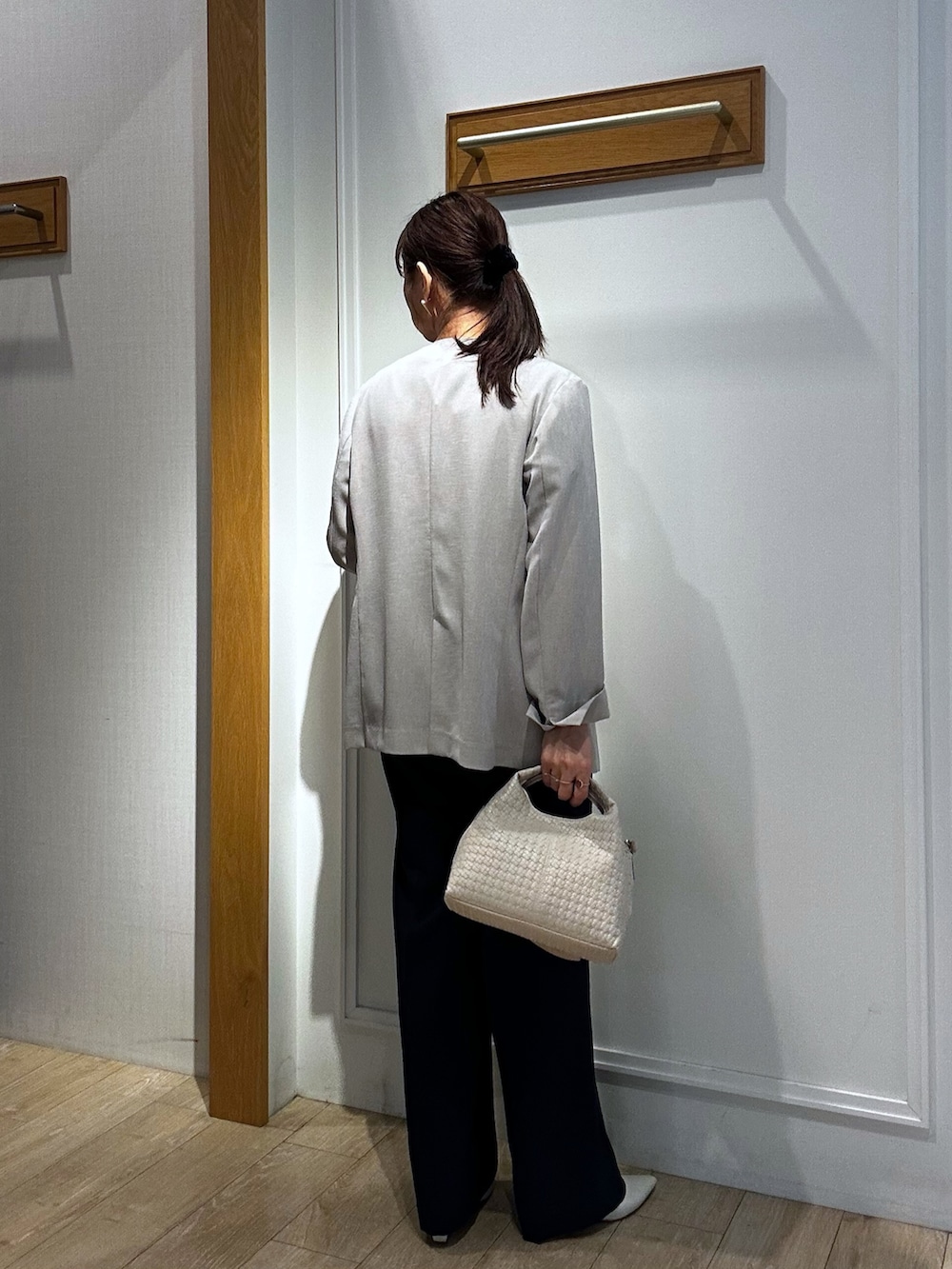 ブルー系のシャツ/ブラウス、ブルー系のその他パンツ、ベージュ系のノーカラージャケットを着用したレディースの春コーディネートの3枚目の写真