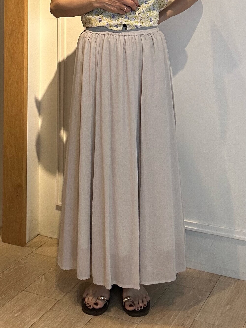 ホワイト系のスカート、イエロー系のシャツ/ブラウス、ゴールド系のネックレスを着用したレディースの春コーディネートの7枚目の写真