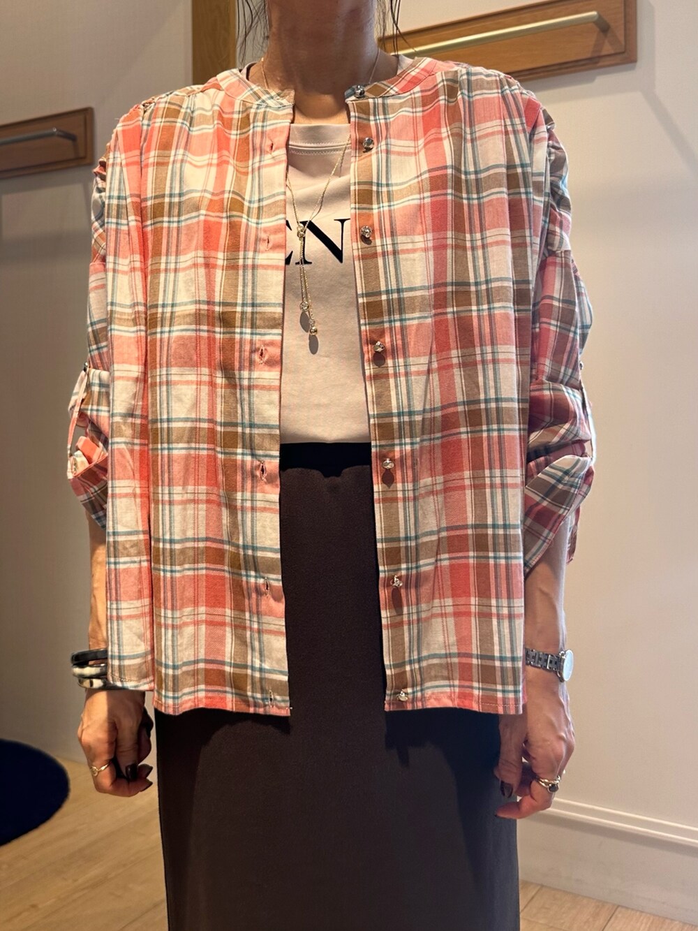 レッド系のシャツ/ブラウス、ベージュ系のTシャツ/カットソー、ブラウン系のスカートを着用したレディースの夏コーディネートの6枚目の写真