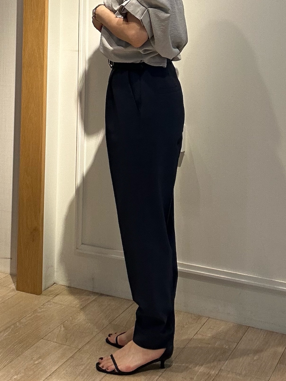 ベージュ系のシャツ/ブラウス、ブルー系のその他パンツ、ブラック系のショルダーバッグを着用したレディースの春コーディネートの9枚目の写真