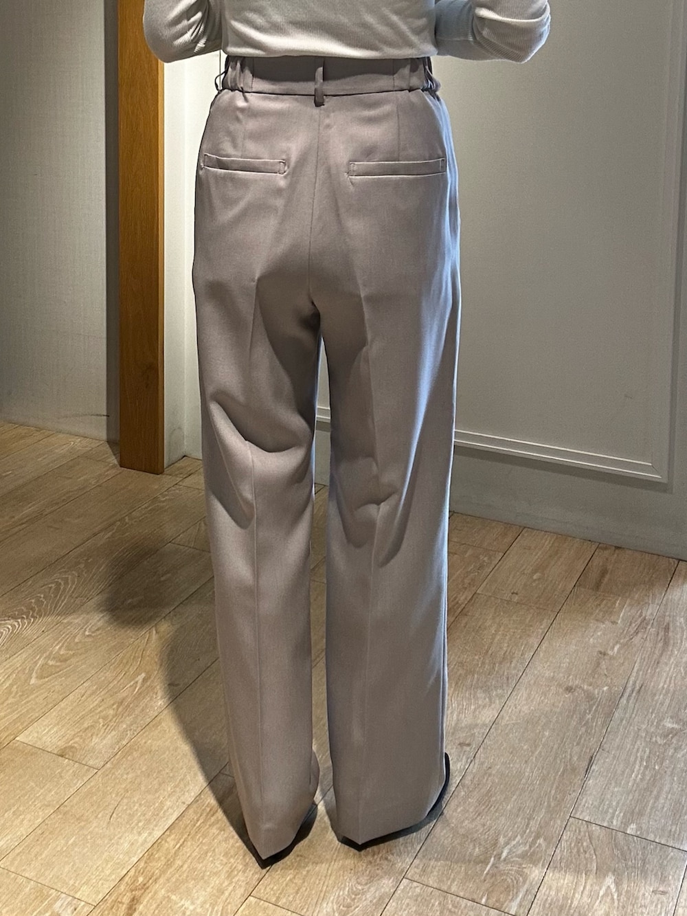 ベージュ系のテーラードジャケット、ベージュ系のその他パンツ、ホワイト系のシャツ/ブラウスを着用したレディースの冬コーディネートの9枚目の写真