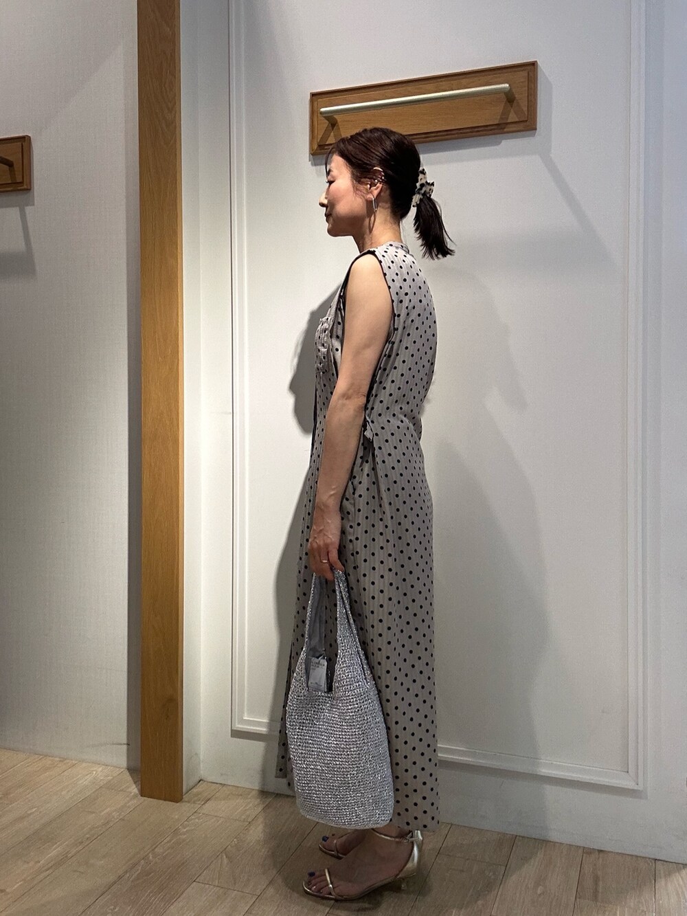 ベージュ系のワンピース、ブルー系のノーカラージャケットを着用したレディースの夏コーディネートの8枚目の写真