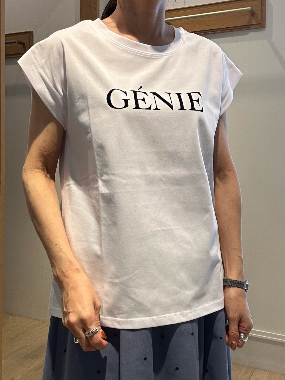 「サンダル、白Tシャツ、低身長コーデ、春夏コーデ、大人カジュアルコーデ、楽チンコーデ、大人コーデ、スカートコーデ、オトナカワイイ、低身長女子、150cm台コーデ、40代ファッション、ロゴT、きちんとスタイル、きちんと感」｜「MICO COULIERの刺繍ドットスカート（スカート、ブルー系）」を使った、daimonさん（レディース・154cm）の夏コーディネートの5枚目の写真