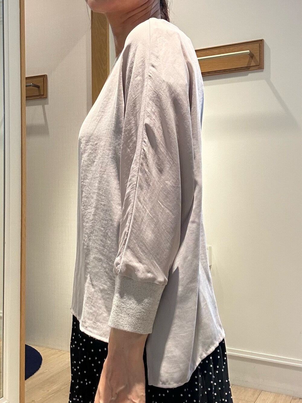 ブラック系のスカート、ベージュ系のシャツ/ブラウス、ブラック系のサンダルを着用したレディースの夏コーディネートの6枚目の写真