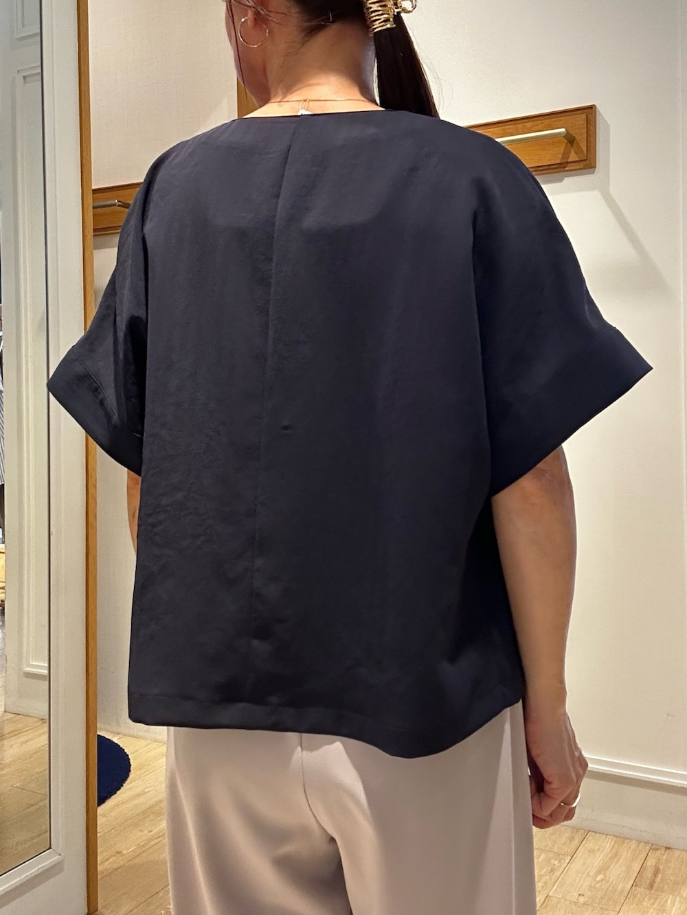 ブルー系のダウンジャケット/コート、ホワイト系のTシャツ/カットソーを着用したレディースの夏コーディネートの7枚目の写真