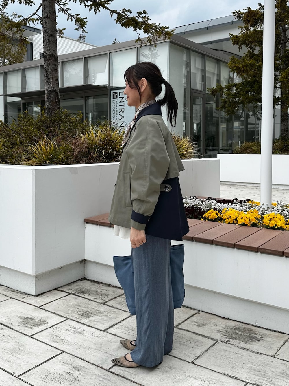 ホワイト系のシャツ/ブラウス、ブルー系のその他パンツ、ブルー系のトートバッグを着用したレディースの春コーディネートの9枚目の写真