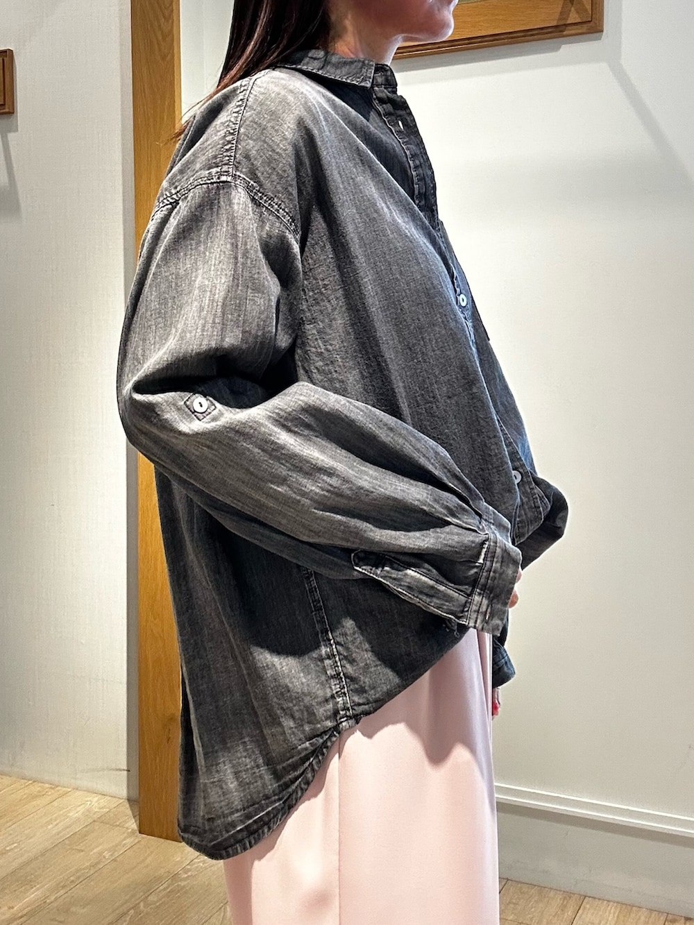 グレー系のシャツ/ブラウス、ホワイト系のトートバッグ、ピンク系のその他パンツを着用したレディースの冬コーディネートの7枚目の写真