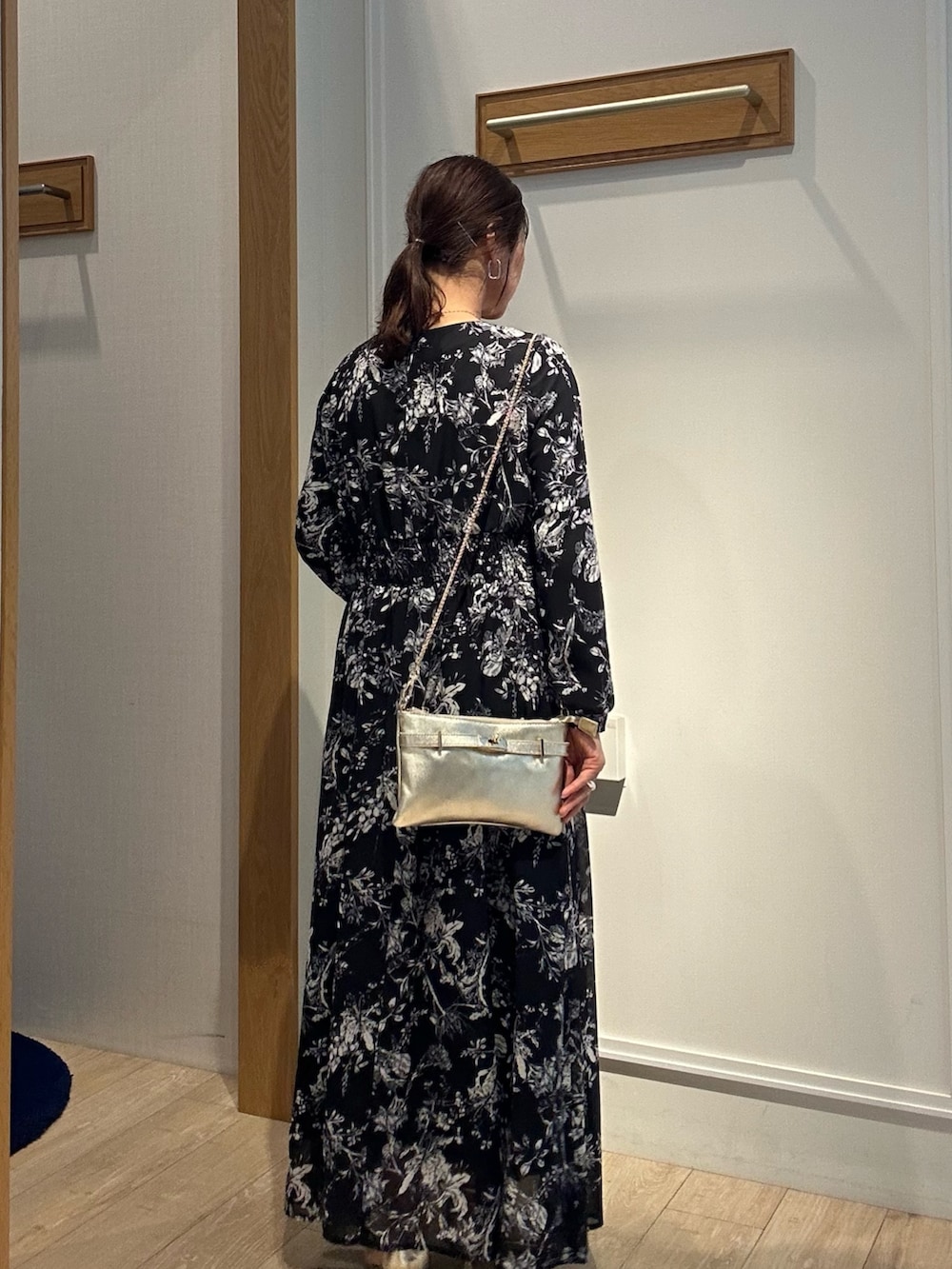「休日スタイル、オトナ女子、春服、オトナカジュアル、40代ファッション、女子会コーデ、低身長、低身長コーデ、フラワープリント、フラワープリントワンピース、ワンピースコーデ、花柄ワンピース、ロングワンピース、春ワンピース」|「MICO COULIERの《オケージョン対応》ダブルクロスストレッチジャケット(ノーカラージャケット、ベージュ系)」を使った、daimonさん(骨格ナチュラル・レディース・154cm)の春コーディネートの3枚目の写真