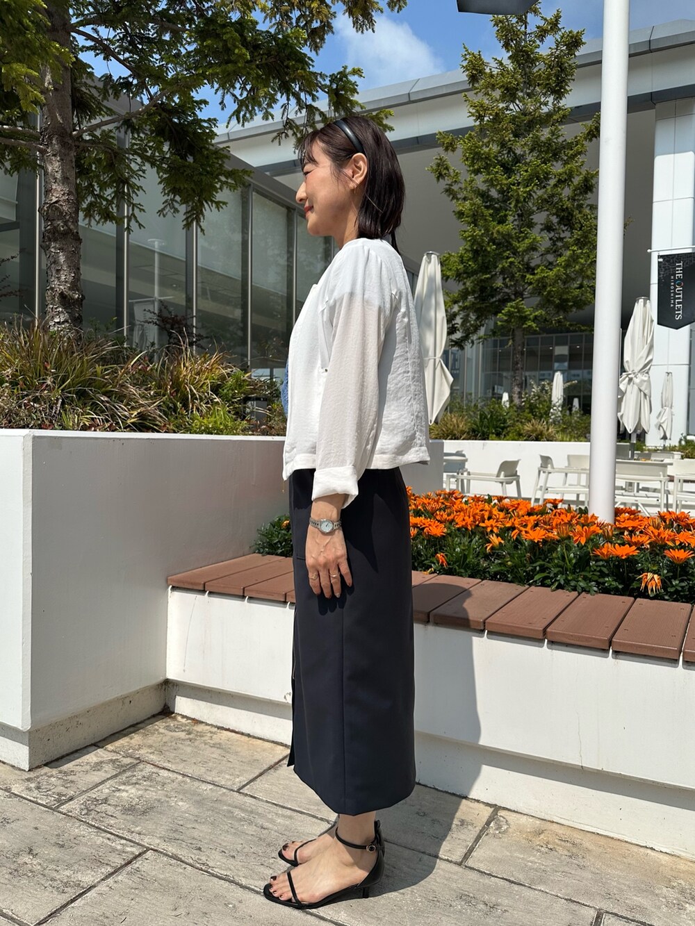 「ショルダーバッグ、シャツスタイル、サンダル、シンプルコーデ、夏ファッション、夏コーデ、キレイめカジュアル、スカートコーデ、オフィスカジュアル、キレイめ、シンプルスタイル、オフィススタイル、低身長コーデ、低身長女子、40代ファッション」|「MICO COULIERのローンレースブラウス(シャツ/ブラウス、ブルー系)」を使った、daimonさん(レディース・154cm)の春コーディネートの4枚目の写真