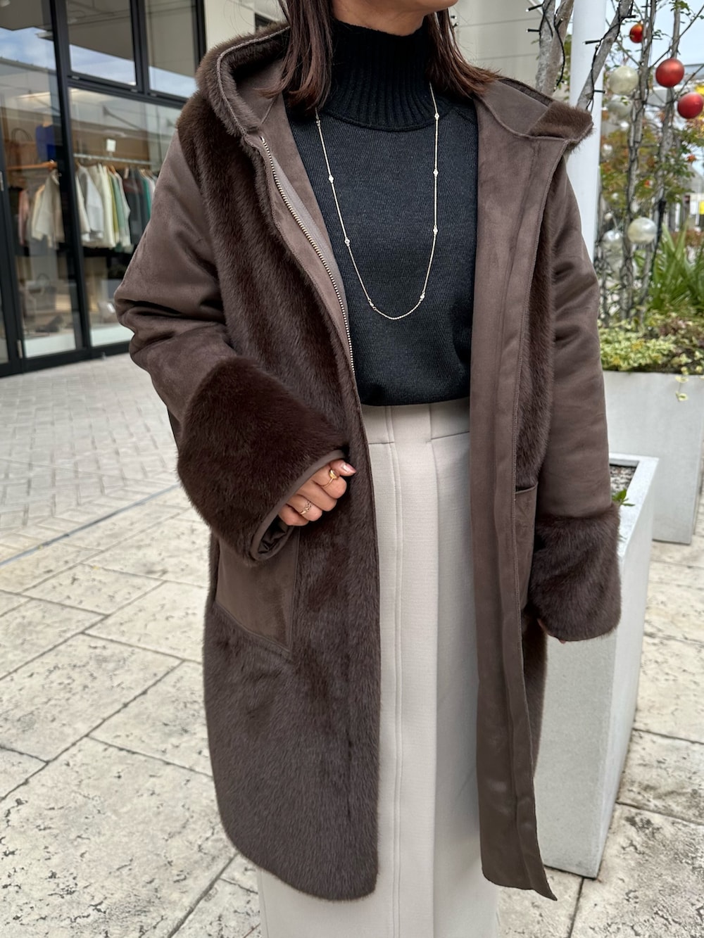 「キルティング、ロングコート、冬アウター、ママファッション、ブラウンコーデ、冬服、ムートンコート、ファーコート、ロングスカート、冬コーデ、40代ファッション、低身長コーデ、低身長女子、リバーシブルコート、リバーシブル」｜「MICO COULIERの《リバーシブル》フェイクムートンリバーシブルロングコート（ムートンコート、ブラウン系）」を使った、daimonさん（骨格ナチュラル・レディース・154cm）の冬コーディネートの9枚目の写真