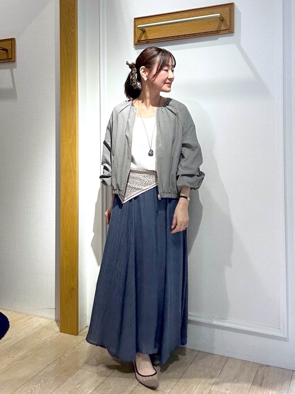 ホワイト系のTシャツ/カットソー、ブラック系のブルゾン、ブルー系のスカートを着用したレディースの春コーディネートの5枚目の写真