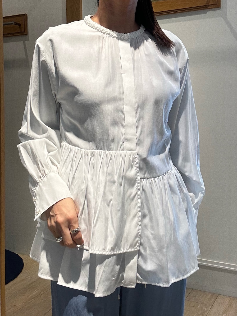 グリーン系のブルゾン、ホワイト系のシャツ/ブラウス、ブルー系のデニムパンツを着用したレディースの冬コーディネートの7枚目の写真