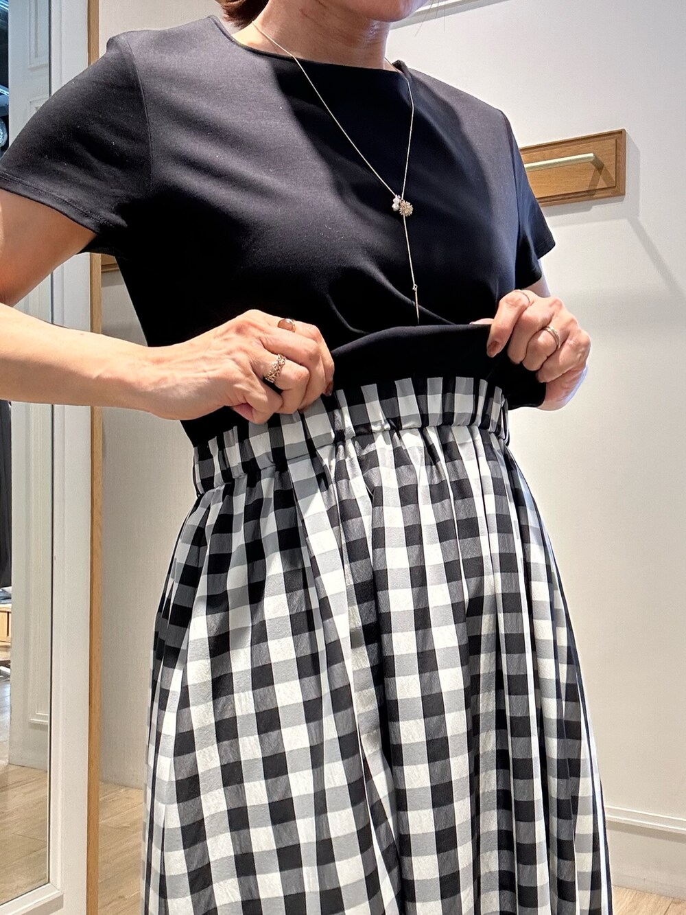 「サンダル、お出かけコーデ、夏服コーデ、大人コーデ、今日のコーデ、キレイめカジュアル、ワンピースコーデ、シンプルカジュアル、オフィススタイル、授業参観日コーデ、低身長女子、ワンピーススタイル、チェックワンピース、チェックワンピ、低身長コーデ」｜「NOLLEY’Sの2wayCLASSICショルダーバッグM（ショルダーバッグ、ブラック系）」を使った、daimonさん（レディース・154cm）の春コーディネートの5枚目の写真