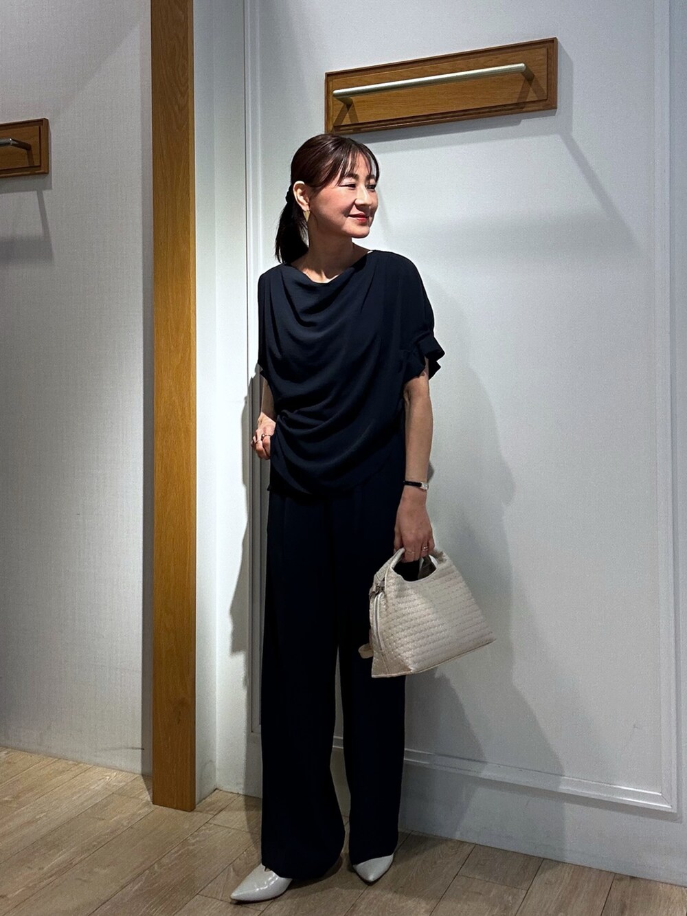 ブルー系のシャツ/ブラウス、ブルー系のその他パンツ、ベージュ系のノーカラージャケットを着用したレディースの春コーディネートの6枚目の写真