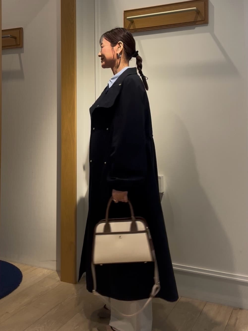 ベージュ系のその他パンツ、ブルー系のその他アウターを着用したレディースの冬コーディネートの2枚目の写真