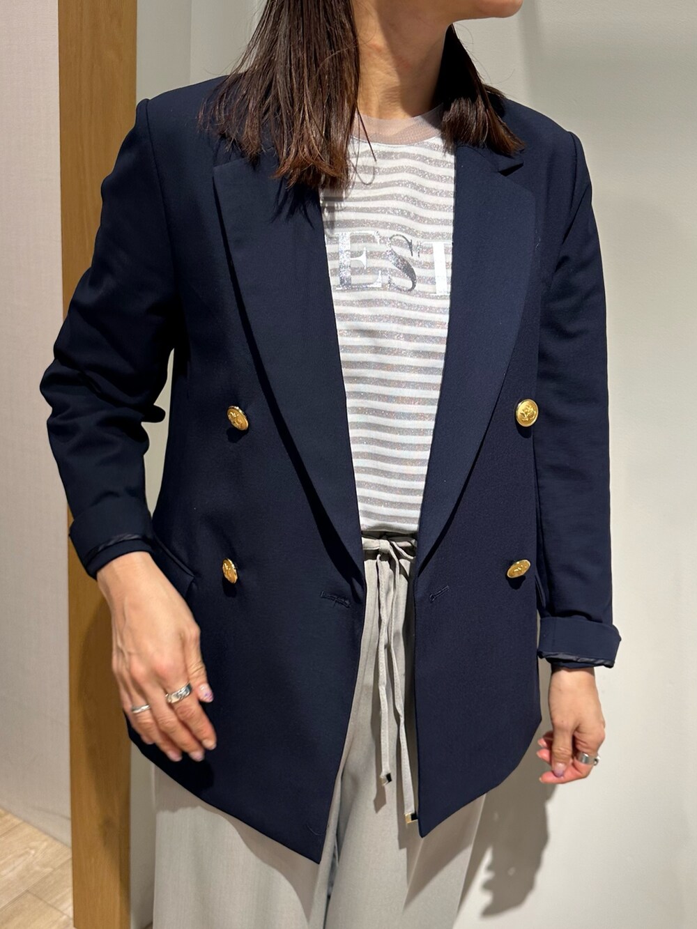 「ロンT、春コーデ、ラフコーデ、キレイめカジュアル、大人女子、シンプルスタイル、ゆるシルエット、キレイめコーデ、低身長女子、40代ファッション、ジャケット/アウター、低身長コーデ、ジャケットスタイル、ジャケット、ジャケットコーデ」｜「MICO COULIERのレイヤーベルトストレートパンツ（その他パンツ、ベージュ系）」を使った、daimonさん（骨格ナチュラル・レディース・154cm）の春コーディネートの4枚目の写真