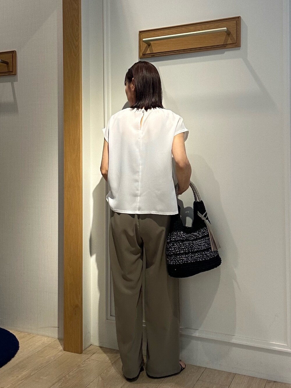 ホワイト系のシャツ/ブラウス、グリーン系のその他パンツ、イエロー系のシャツ/ブラウスを着用したレディースの夏コーディネートの3枚目の写真