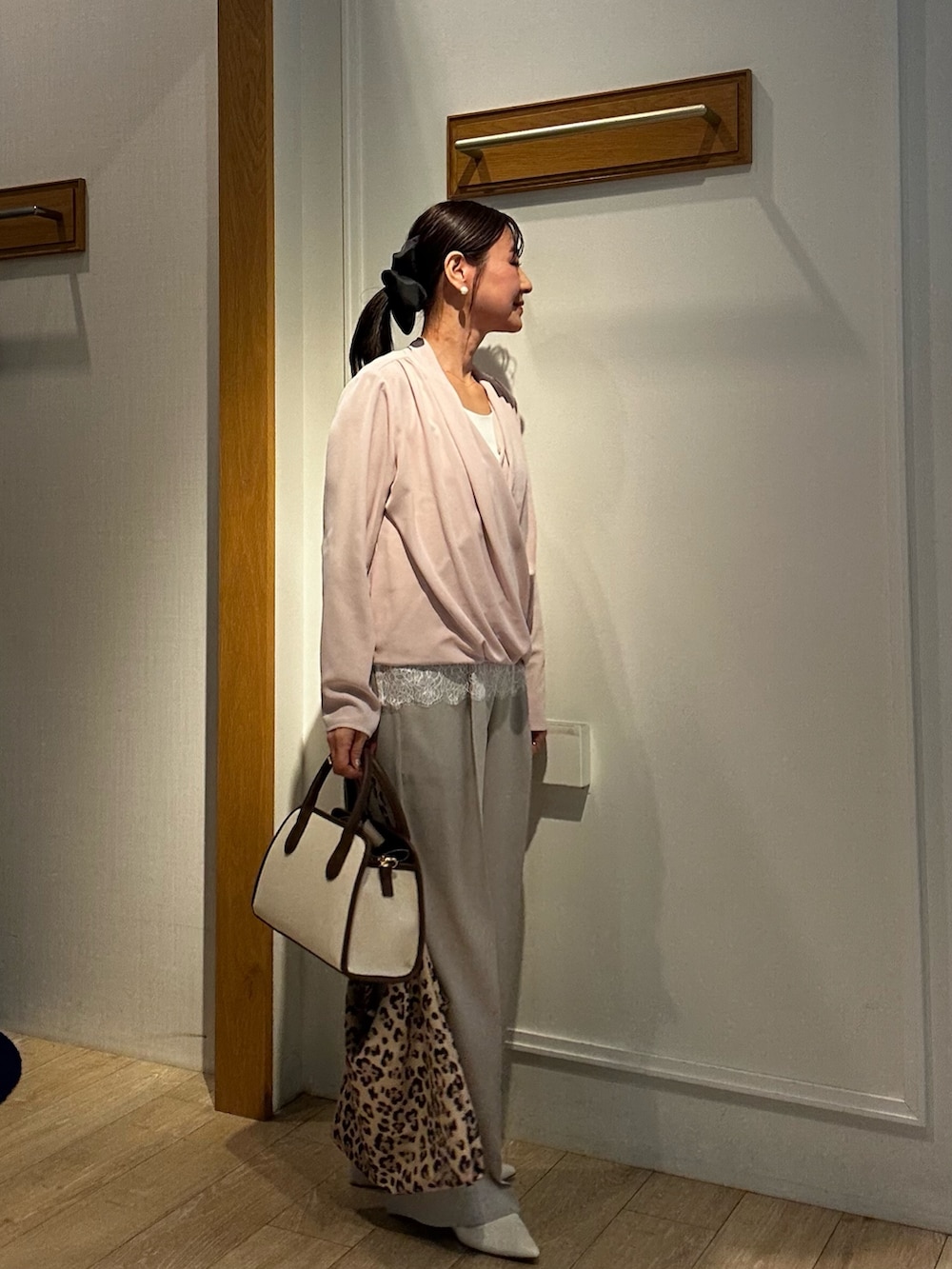 ホワイト系のTシャツ/カットソー、ベージュ系のその他パンツ、ベージュ系のノーカラージャケットを着用したレディースの春コーディネートの4枚目の写真