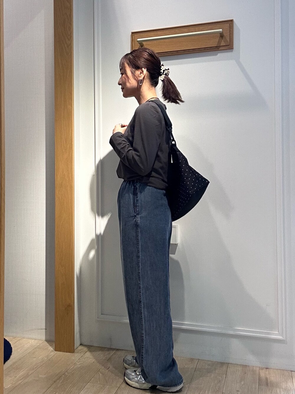 グレー系のTシャツ/カットソー、ブルー系のデニムパンツ、ブラウン系のブルゾンを着用したレディースの秋コーディネートの2枚目の写真