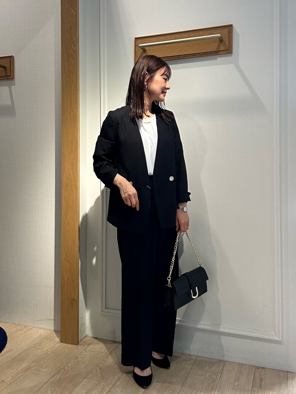 「春めき満開コーデ、春服、おでかけコーデ、ワントーンコーデ、スーツ、スーツスタイル、スーツコーデ、パンツスタイル、パンツ、パンツコーデ、ブラックスーツ、低身長、低身長コーデ、お仕事、お仕事コーデ」｜「NOLLEY'S LIGHTの《セットアップ対応》UVカットライトツイル ノーカラージャケット（ノーカラージャケット、ブラック系）」を使った、daimonさん（骨格ナチュラル・レディース・154cm）の春コーディネートの4枚目の写真