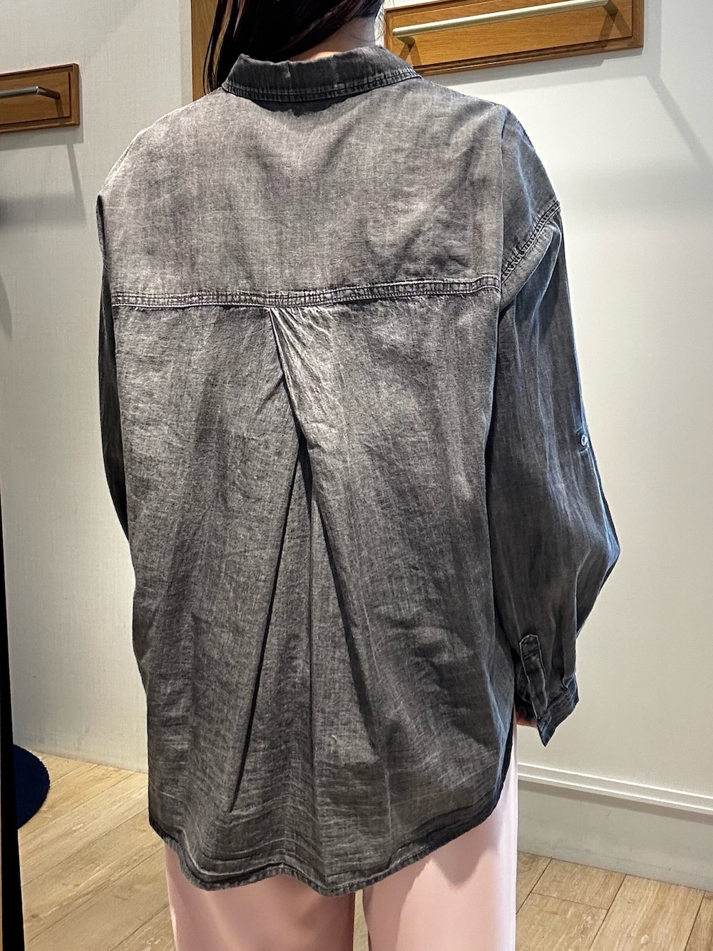 グレー系のシャツ/ブラウス、ホワイト系のトートバッグ、ピンク系のその他パンツを着用したレディースの冬コーディネートの8枚目の写真