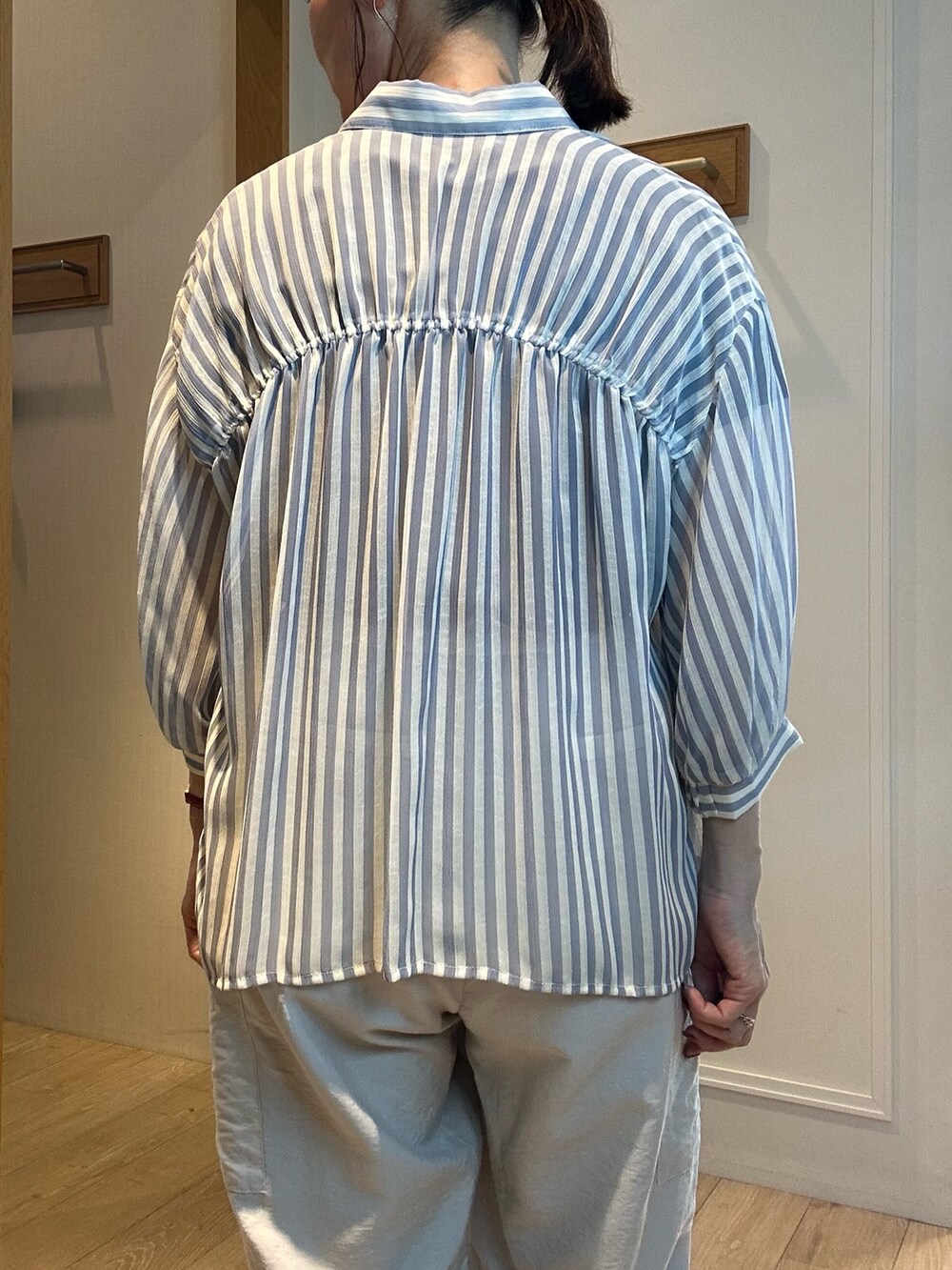 ブルー系のシャツ/ブラウス、ベージュ系のその他パンツ、ブラック系のハットを着用したレディースの春コーディネートの9枚目の写真