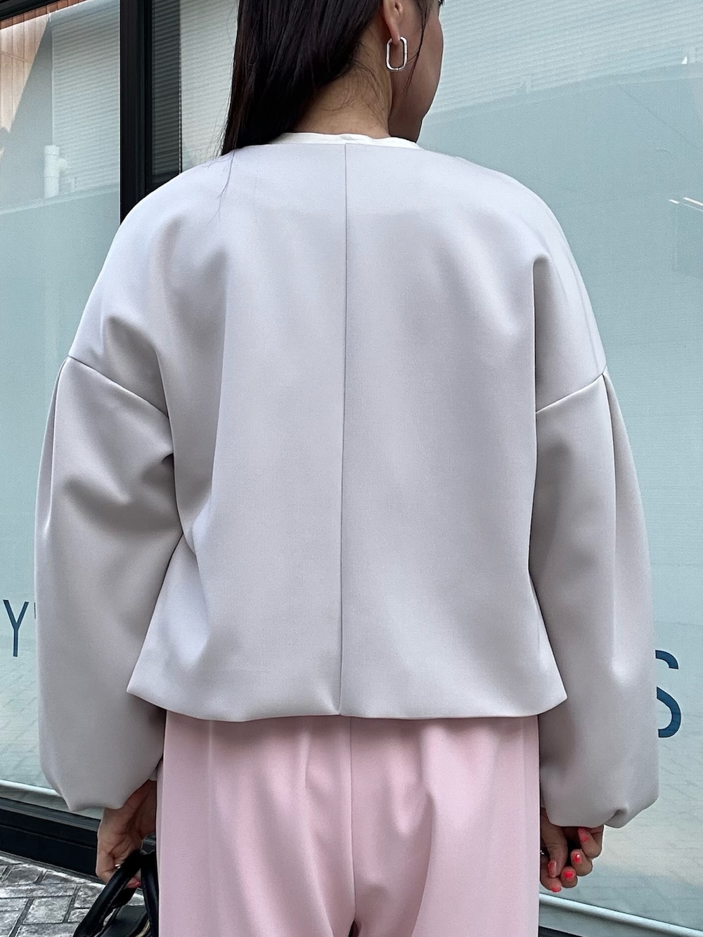 ピンク系のその他パンツ、ベージュ系のブルゾン、ホワイト系のシャツ/ブラウスを着用したレディースの冬コーディネートの6枚目の写真