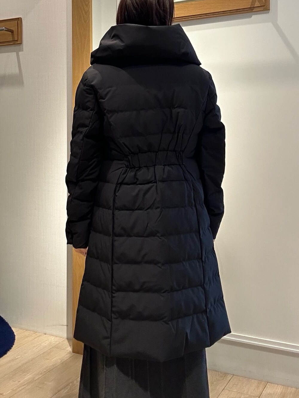 ブラック系のダウンジャケット/コート、ベージュ系のブルゾン、グレー系のワンピースを着用したレディースの冬コーディネートの7枚目の写真