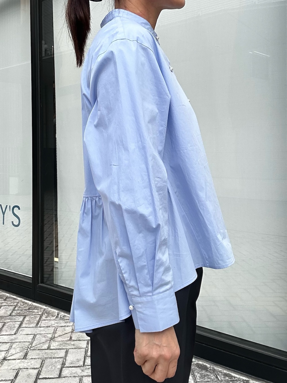 ホワイト系のショルダーバッグ、ベージュ系のブルゾン、ブルー系のテーラードジャケットを着用したレディースの春コーディネートの5枚目の写真