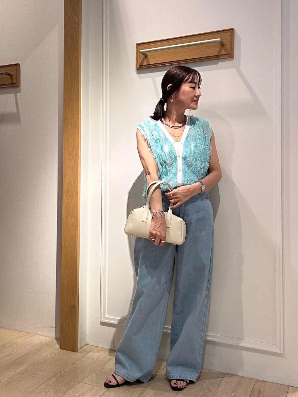 「ワイドパンツ、サンダル、デニム、夏ファッション、大人可愛い、パンツコーデ、低身長女子、カジュアルスタイル、オトナカジュアル、40代ファッション、ママファッション、低身長コーデ、デニムコーデ、ベストコーデ、ベストスタイル」｜「NOLLEY’Sの横長ボストン　チュールサブバック付き（ボストンバッグ、ホワイト系）」を使った、daimonさん（レディース・154cm）の春コーディネートの2枚目の写真