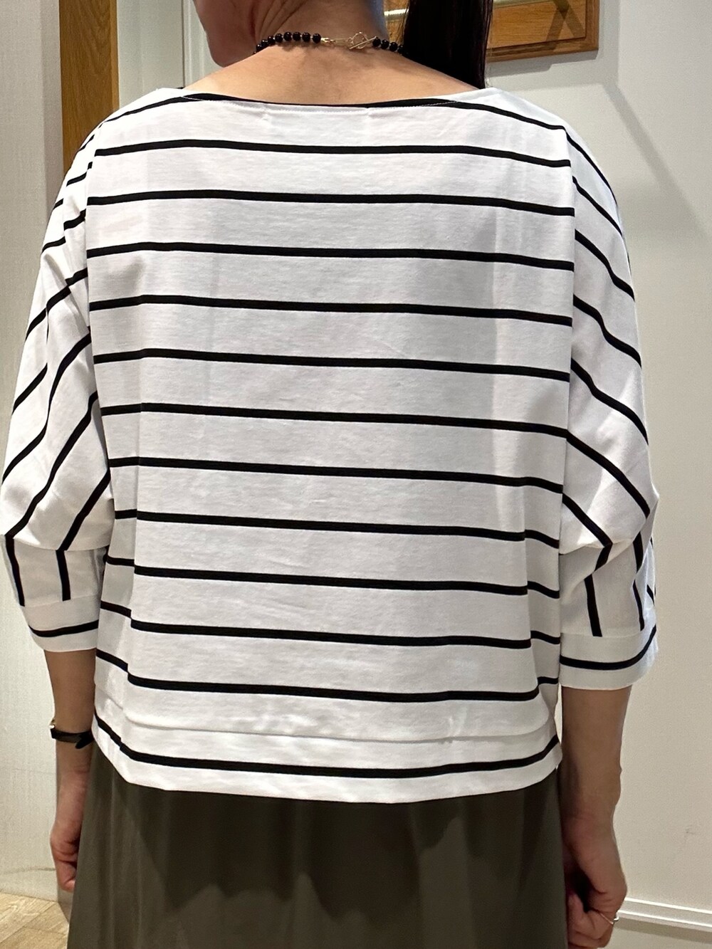 ホワイト系のTシャツ/カットソー、グリーン系のスカートを着用したレディースの夏コーディネートの8枚目の写真