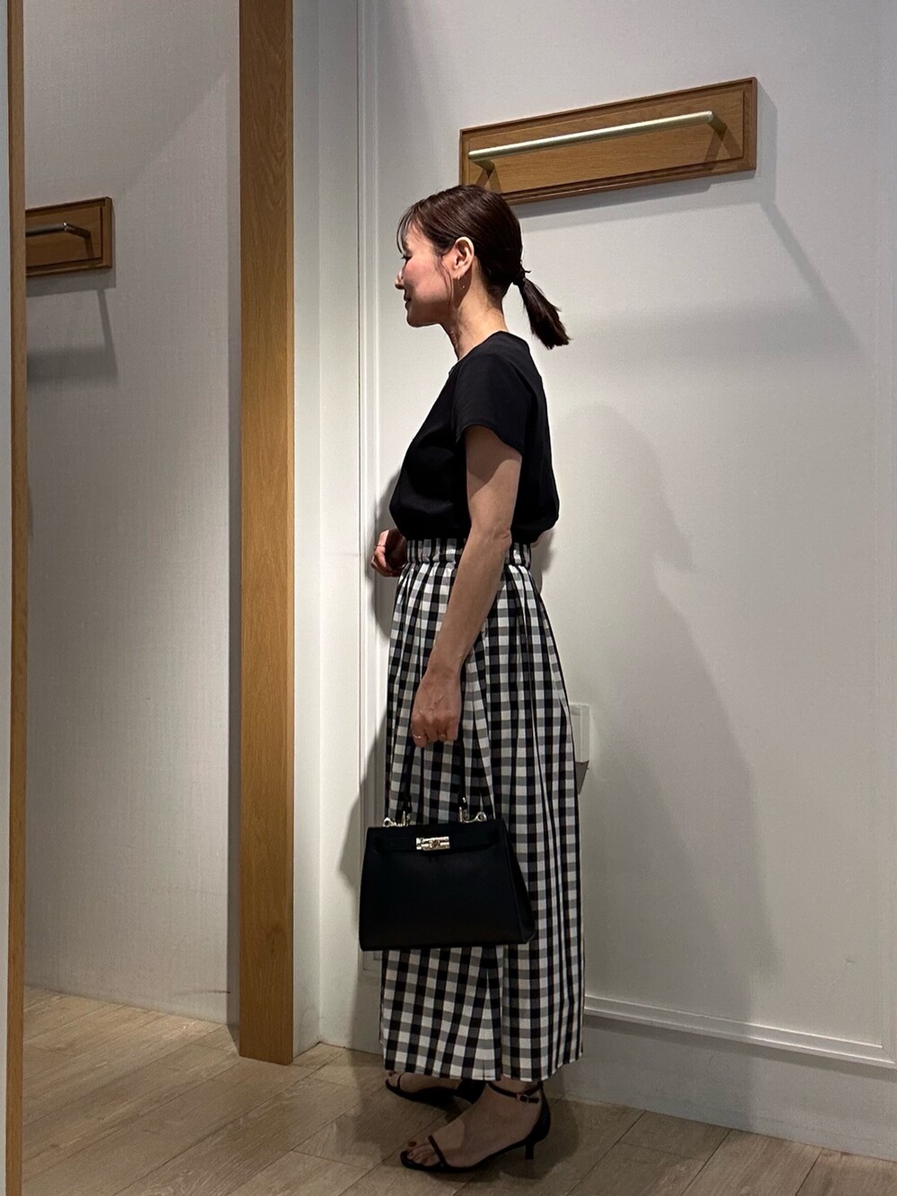 「サンダル、お出かけコーデ、夏服コーデ、大人コーデ、今日のコーデ、キレイめカジュアル、ワンピースコーデ、シンプルカジュアル、オフィススタイル、授業参観日コーデ、低身長女子、ワンピーススタイル、チェックワンピース、チェックワンピ、低身長コーデ」｜「NOLLEY’Sの2wayCLASSICショルダーバッグM（ショルダーバッグ、ブラック系）」を使った、daimonさん（レディース・154cm）の春コーディネートの2枚目の写真