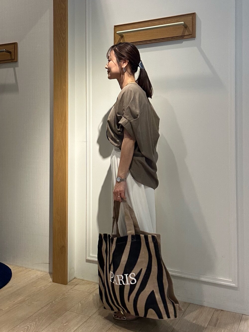 イエロー系のシャツ/ブラウス、ホワイト系のその他パンツを着用したレディースの春コーディネートの2枚目の写真