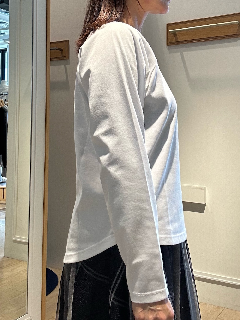 ホワイト系のTシャツ/カットソー、グレー系のスカートを着用したレディースの冬コーディネートの6枚目の写真