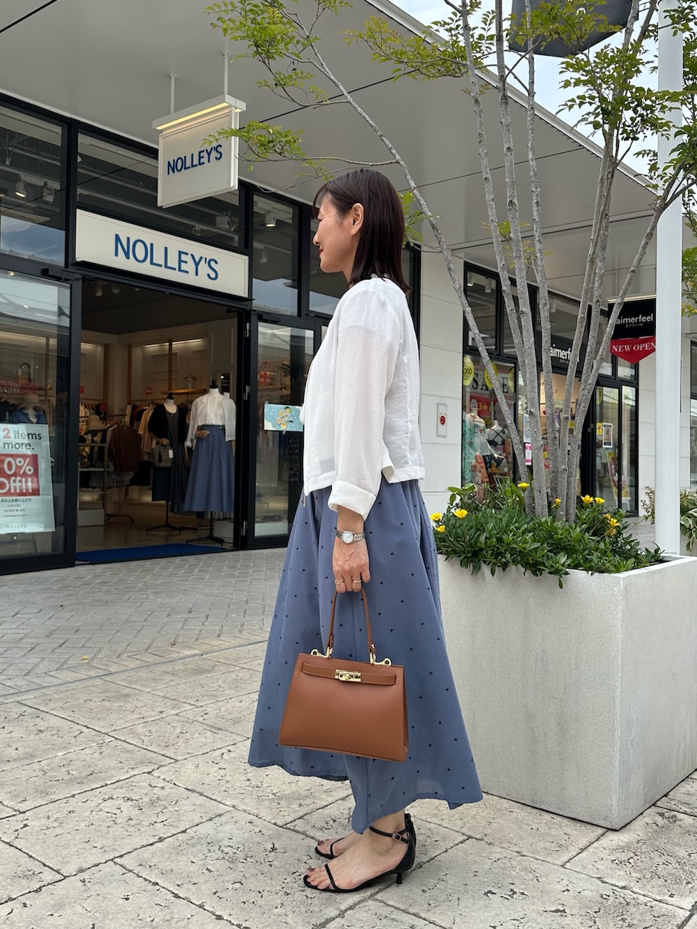 「サンダル、お出かけコーデ、低身長コーデ、シンプルスタイル、初夏コーデ、おでかけコーデ、ママファッション、カラーコーデ、通勤コーデ、低身長女子、通勤スタイル、ジャケットスタイル、ジャケットコーデ、ドットスカート、40代ファッション」|「MICO COULIERのポリワッシャーカルゼZIPアップジャケット(ブルゾン、ホワイト系)」を使った、daimonさん(レディース・154cm)の春コーディネートの2枚目の写真