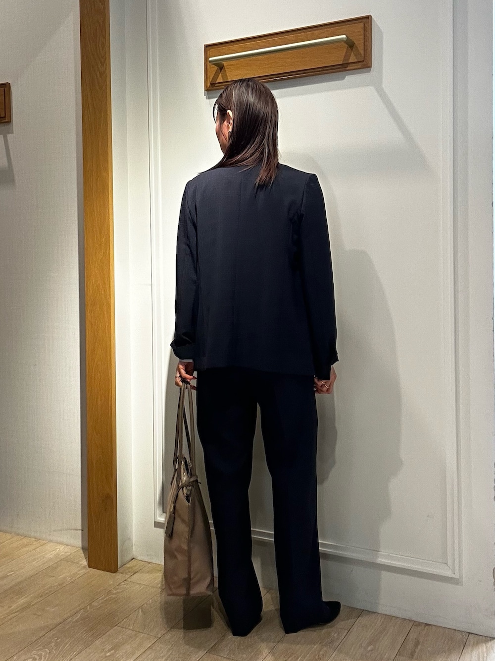 ブルー系のダウンジャケット/コート、ブルー系のその他パンツ、ブルー系のシャツ/ブラウスを着用したレディースの冬コーディネートの4枚目の写真