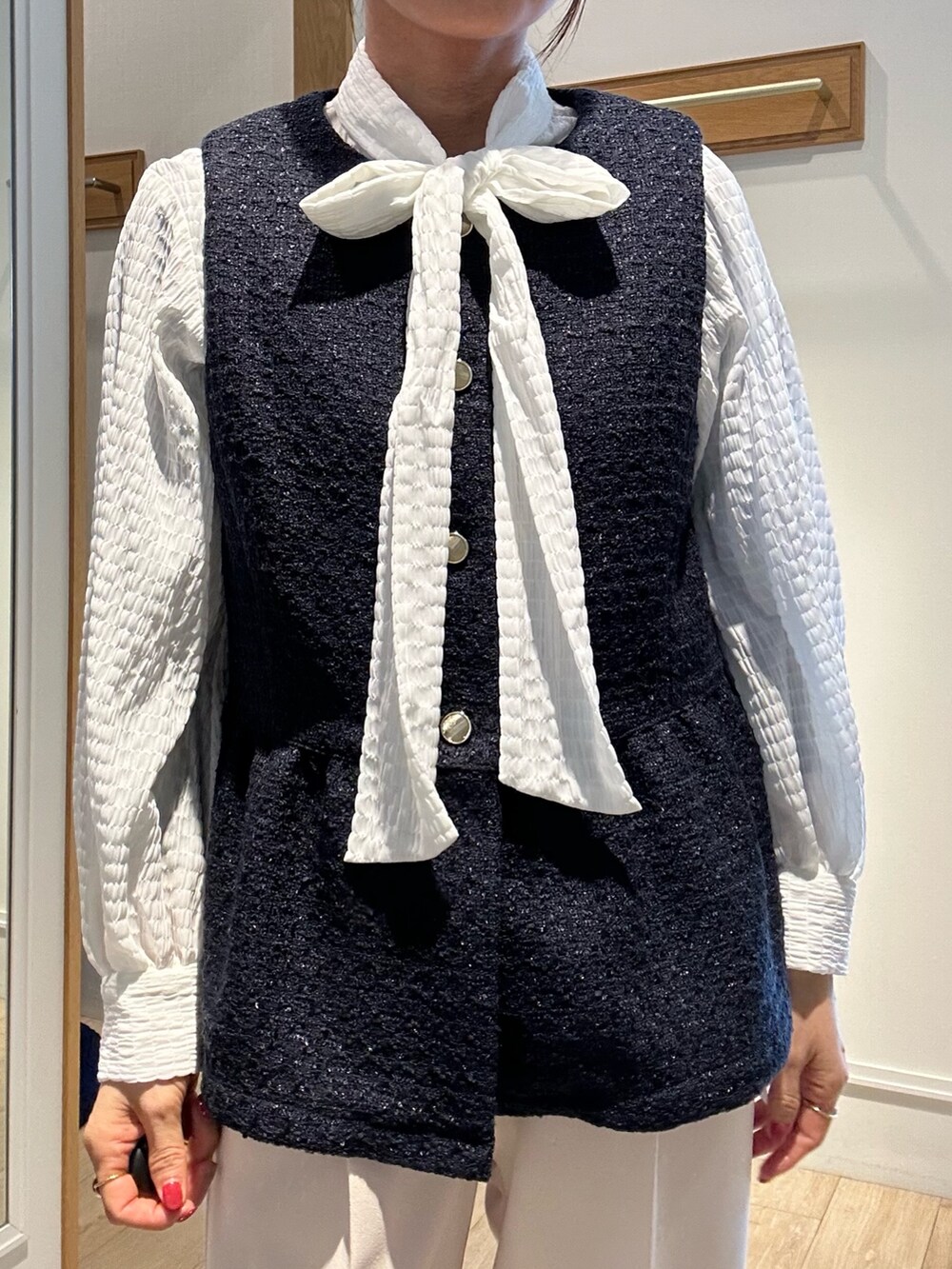 ブルー系のノーカラージャケット、ホワイト系のシャツ/ブラウス、ホワイト系のその他パンツを着用したレディースの冬コーディネートの8枚目の写真