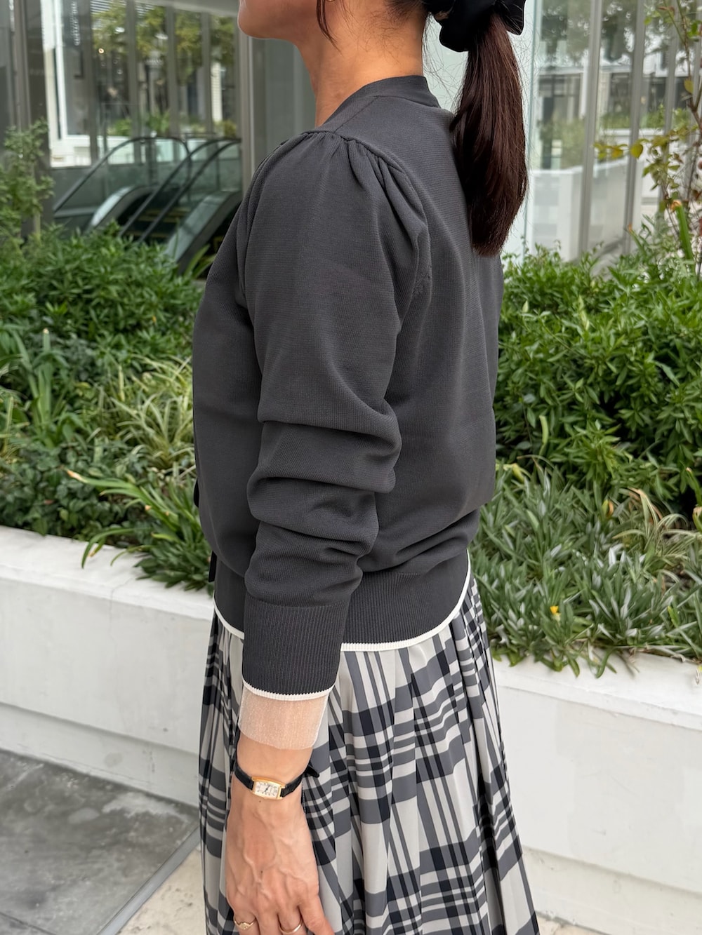 グレー系のカーディガン/ボレロ、ホワイト系のTシャツ/カットソー、ホワイト系のスカートを着用したレディースの秋コーディネートの6枚目の写真