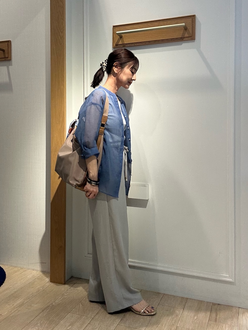 「シアートップス、夏ルックで気分アップ、夏コーデ、夏服コーデ、オトナ女子、キレイめコーデ、ラフコーデ、夏物、夏服、テーマパークコーデ、カラーコーデ、シアーシャツ、低身長コーデ、低身長女子、150cm台コーデ」｜「MICO COULIERのラメテレコタンクトップ（Tシャツ/カットソー、ホワイト系）」を使った、daimonさん（レディース・154cm）の夏コーディネートの2枚目の写真