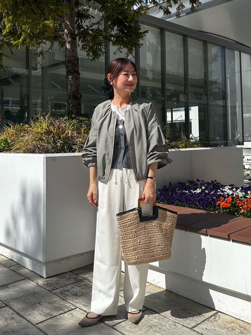 グリーン系のブルゾン、グレー系のキャミソールを着用したレディースの春コーディネートの7枚目の写真