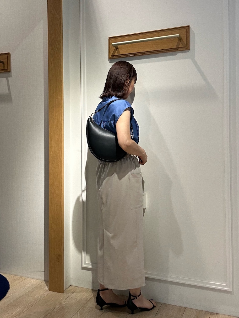 ブルー系のシャツ/ブラウス、ベージュ系のスカート、ブラック系のサンダルを着用したレディースの夏コーディネートの4枚目の写真