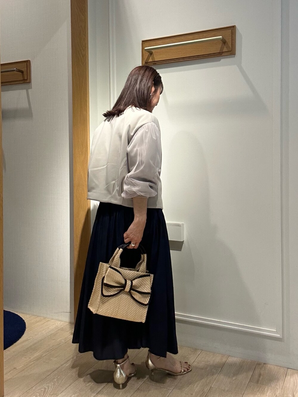 「春色、春めき満開コーデ、シンプルスタイル、おでかけコーデ、オトナ女子、大人カジュアルコーデ、キレイめ、デイリーカジュアル、春、シアートップス、ママファッション、ベージュ、低身長コーデ、低身長女子、40代ファッション」｜「MICO COULIERのソフトダンボールニットブルゾン（ブルゾン、ベージュ系）」を使った、daimonさん（骨格ナチュラル・レディース・154cm）の春コーディネートの3枚目の写真