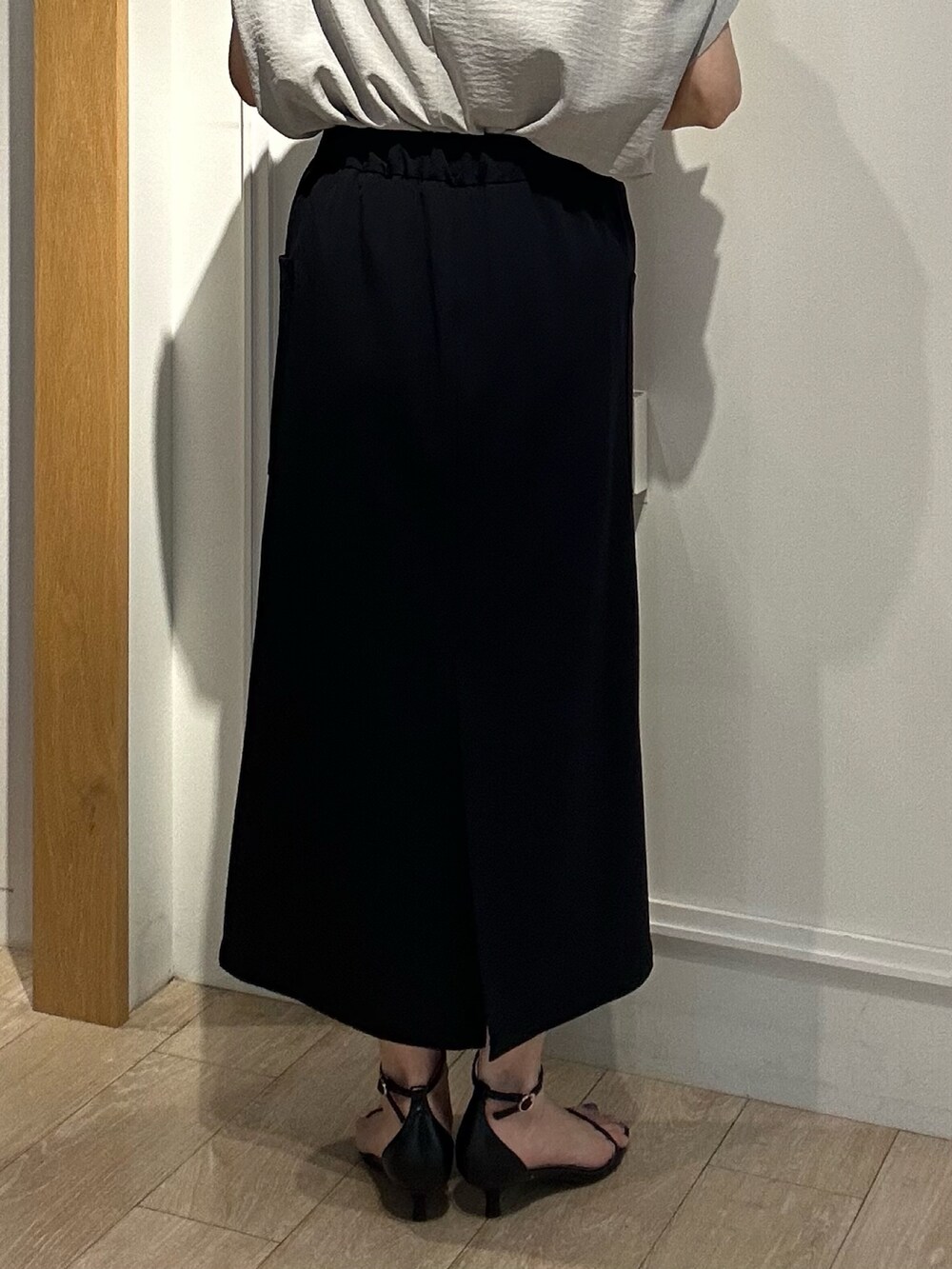 グレー系のシャツ/ブラウス、ブラック系のスカート、ブラック系のバックパック/リュックを着用したレディースの夏コーディネートの10枚目の写真